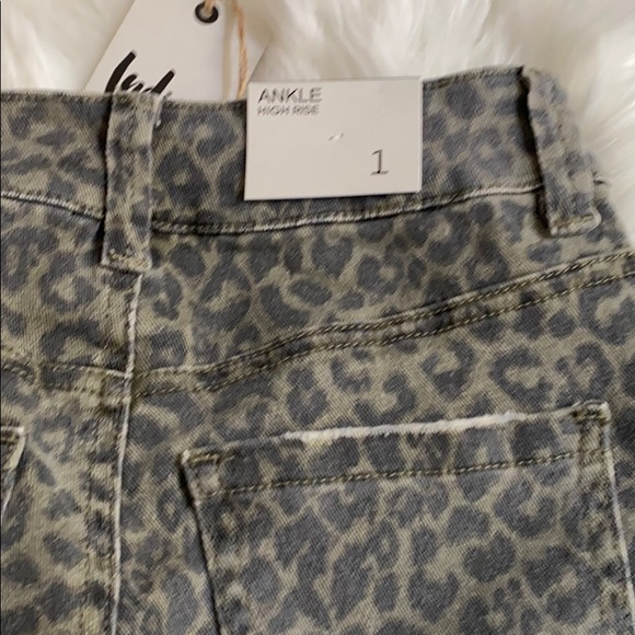 Indigo Rein
Juniors' Leopard-Print Cropped… - Picture 8 of 10